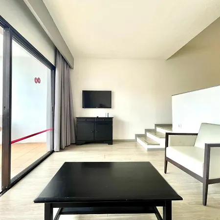 Apt, With Wifi, Kitchen, Heated Pool, Cristianos Beach, Shopping شقة
