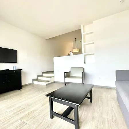 Apt, With Wifi, Kitchen, Heated Pool, Cristianos Beach, Shopping شقة