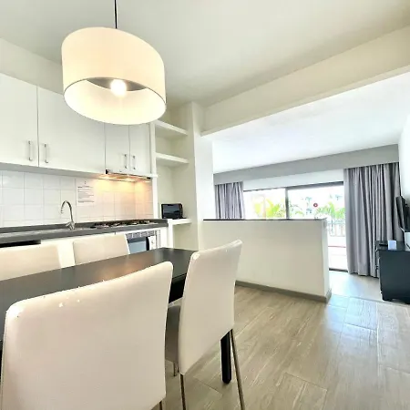 Apt, With Wifi, Kitchen, Heated Pool, Cristianos Beach, Shopping شقة